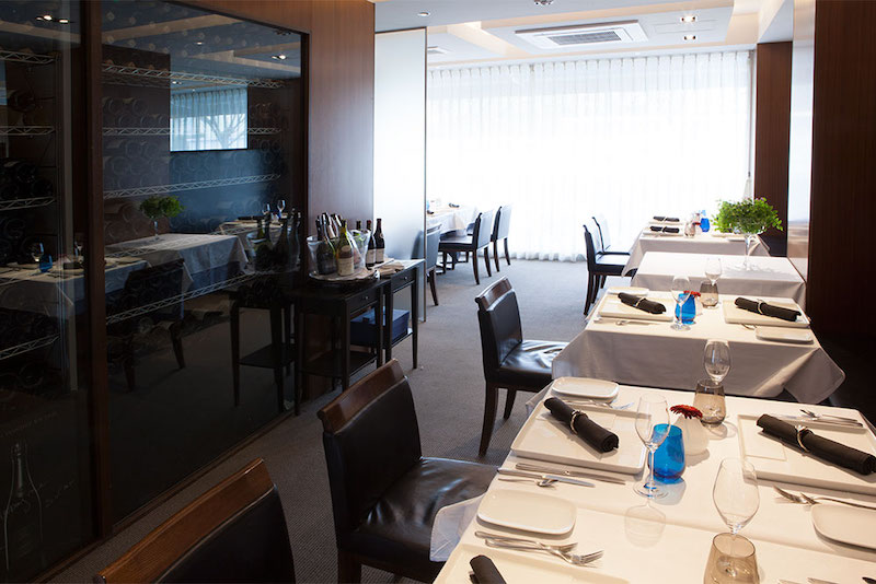 西宮・夙川のフレンチレストラン「ル ベナトン」内観